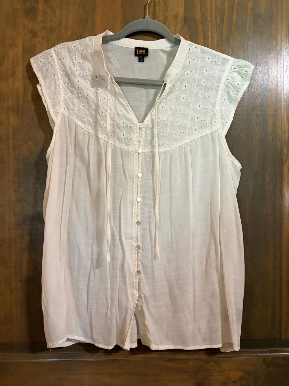 Lee Women's Cream Eyelet Yoke Button-Front Sleeveless Blouse